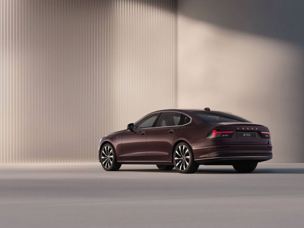 S90 Plug-in Hybrid Ultra 14 S90 Plug-in Hybrid Ultra Phần hông xe Volvo S90 Hybrid