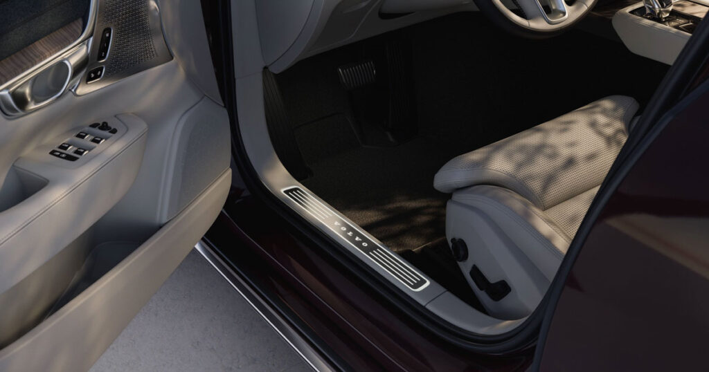 S90 Plug-in Hybrid Ultra 38 S90 Plug-in Hybrid Ultra Bậc dẫm xe S90