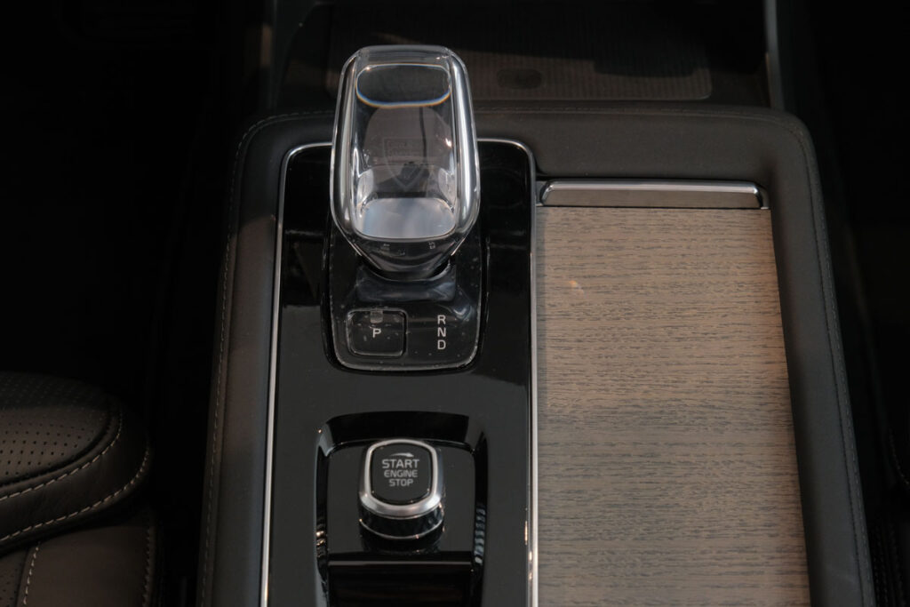 Volvo XC90 Plug-in Hybrid Ultra 2026 29 Volvo XC90 Plug-in Hybrid Ultra 2026 Cần số pha lê XC90