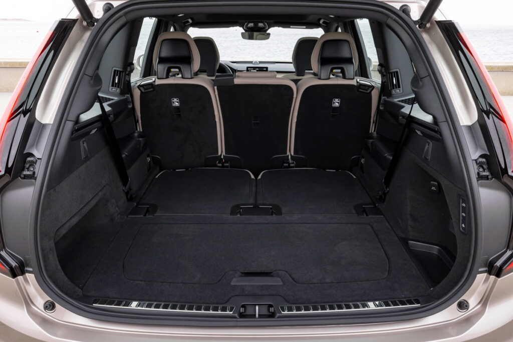 Volvo XC90 Plug-in Hybrid Ultra 2026 32 Volvo XC90 Plug-in Hybrid Ultra 2026 Hàng ghế thứ 3 gập phẳng