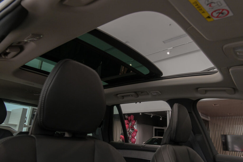 Volvo XC90 Plug-in Hybrid Ultra 2026 26 Volvo XC90 Plug-in Hybrid Ultra 2026 Cửa sổ trời toàn cảnh